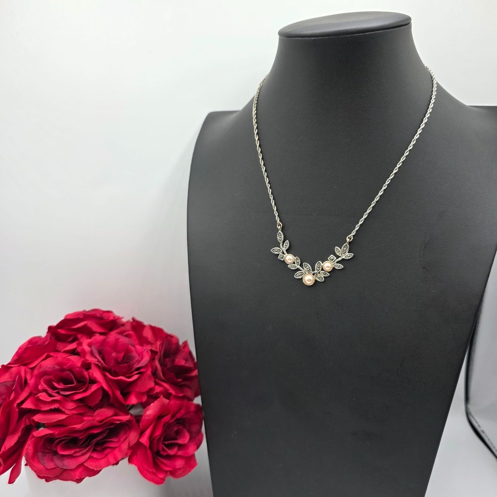 Lia Sophia Floral Pearl Leaf Necklace Silver Tone Adjustable Chain Delicate